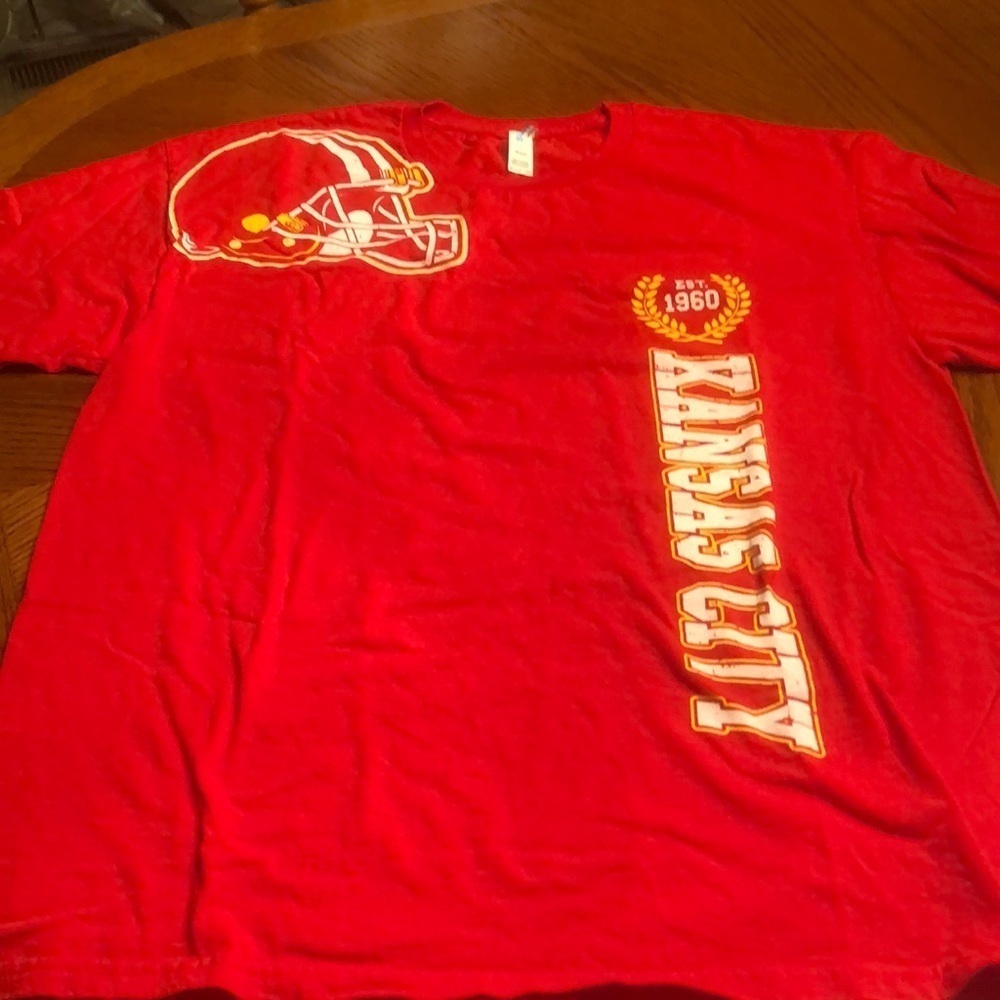Kansas City Chiefs Football Tee Shirt - Picture 2 of 7